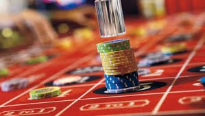 Tim wali togel bekerja di pusat operasi dengan monitor yang menampilkan statistik platform real-time dan keamanan sistem